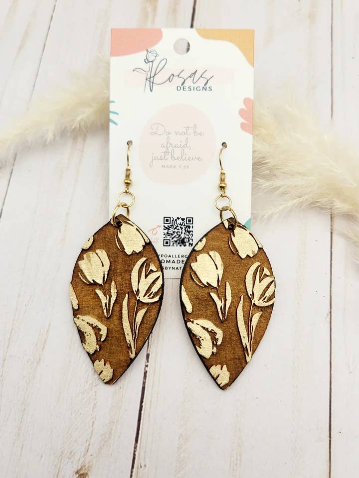 Træøreringe | Hypoallergen Tulip Dangles med Guld for engroshandel hos Rosas Designs