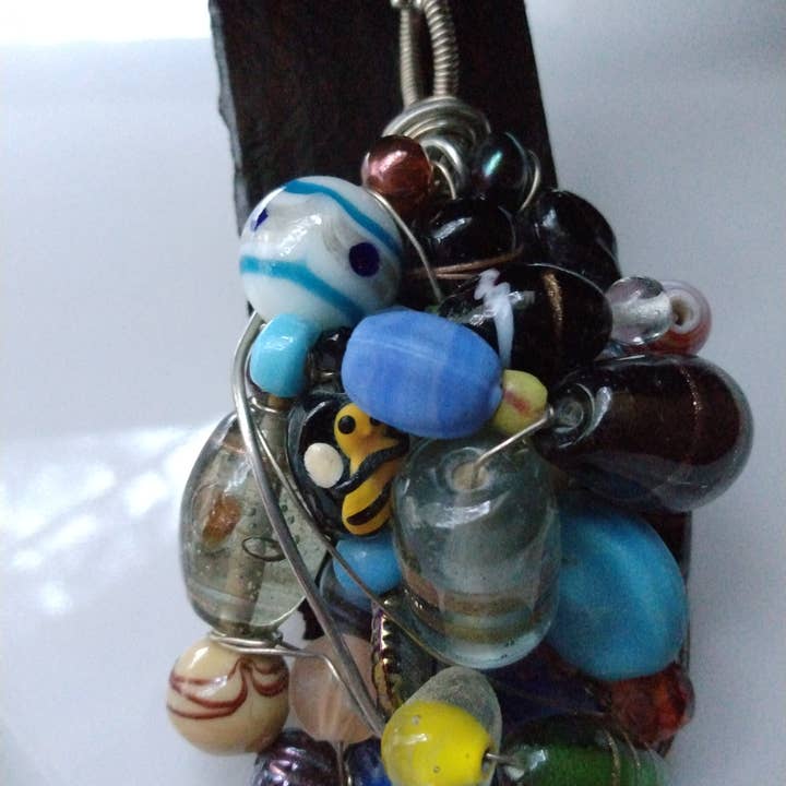 Pendentif en perles de verre enveloppées de fil coloré pour la vente par Norahz Boutique