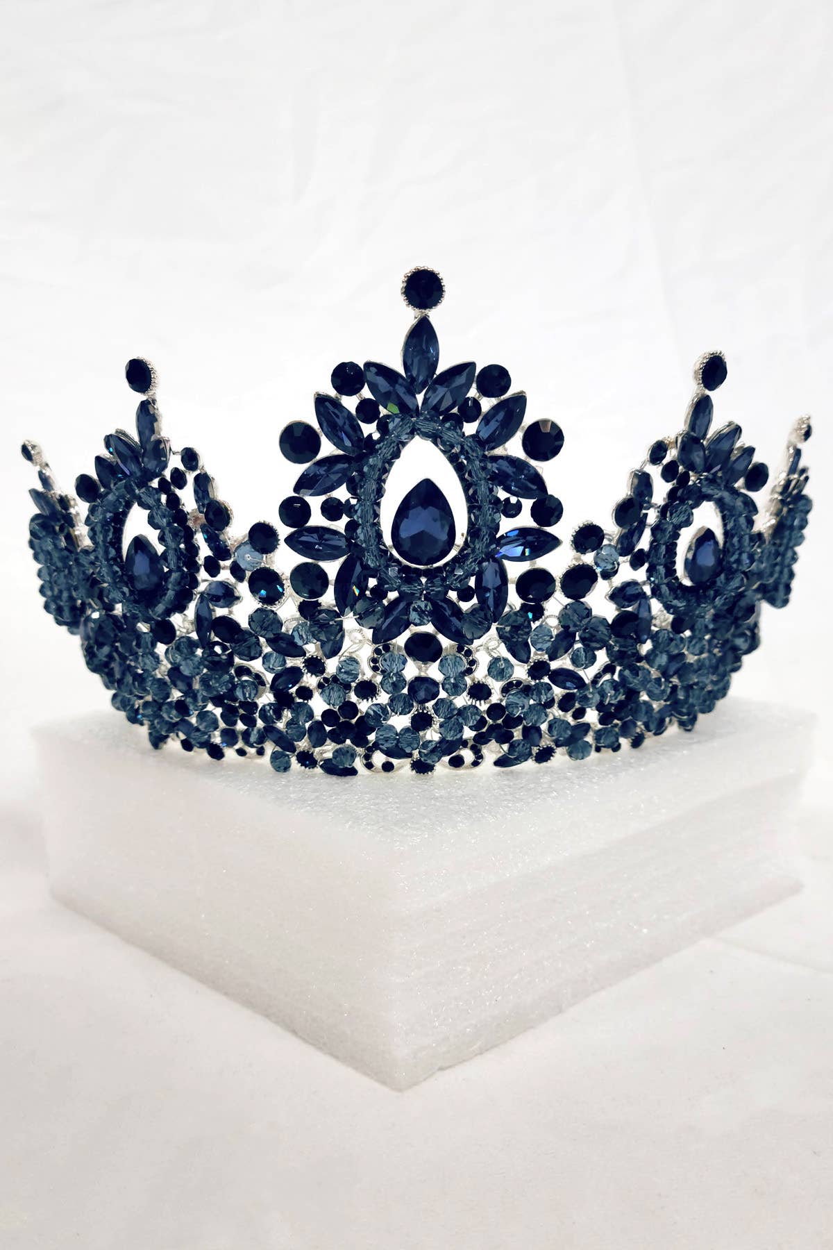 Chicas - Wholesale Tiara - Women's - Metal tiara with crystal balls and jewel rhinestones HT96251