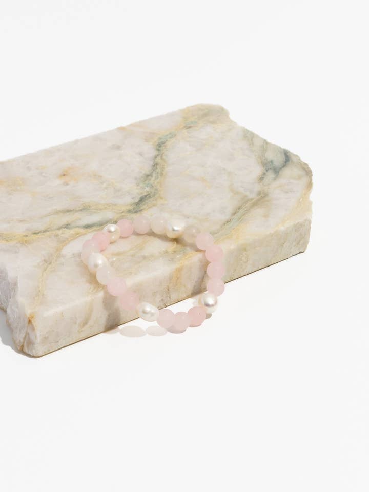 Bracelet Mala d'attraction de l'amour avec quartz rose et perles d'eau douce | canaliser l'amour de soi, la romance et l'amitié pour la vente par Think Unique