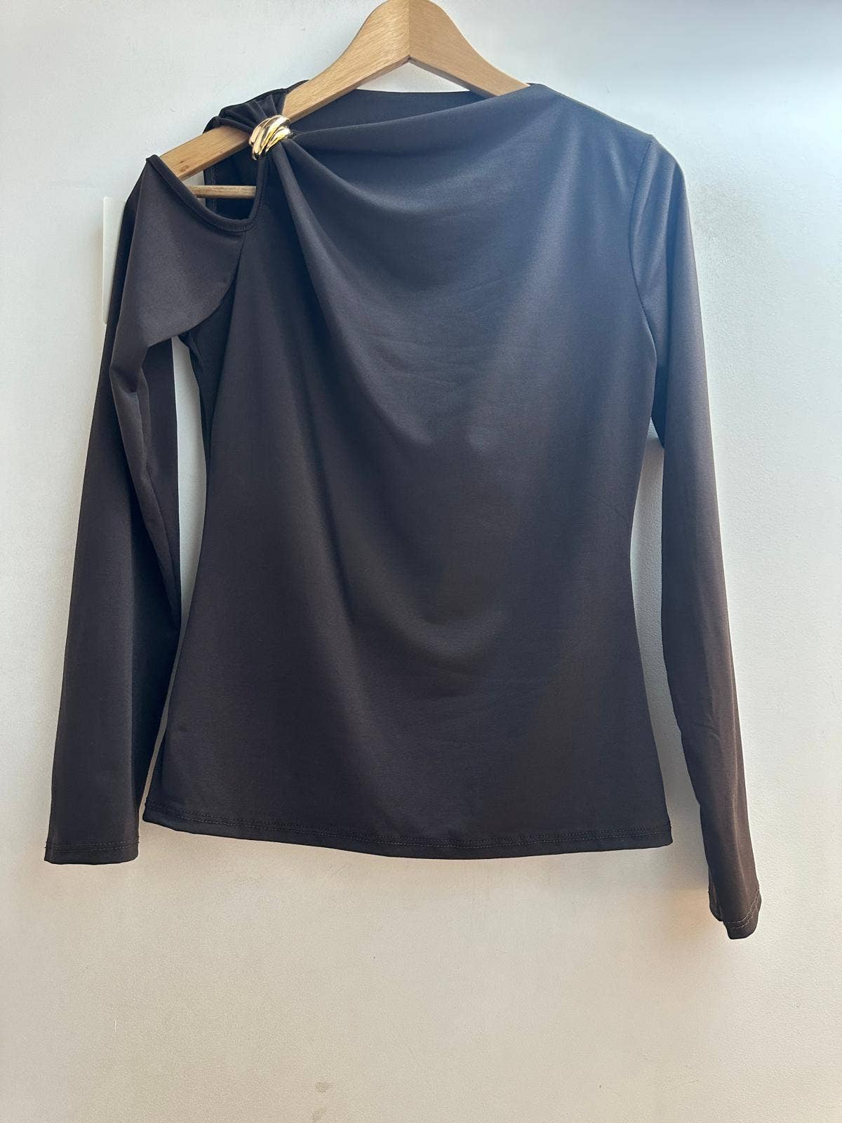 LORIANE - Wholesale T-Shirt - Women's - T10363 Asymmetric solid top with a brooch13