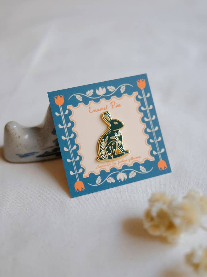 Épinglette en émail lapin au romarin et à la sauge pour la vente par Justine Gilbuena