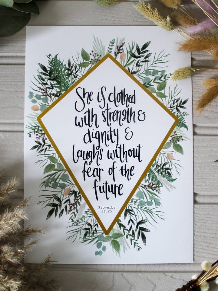 Sprüche 31,25 - Bibelvers-Druck - Sie ist mit Kraft und Würde bekleidet. für den Großhandel von Daisy & Joy Design