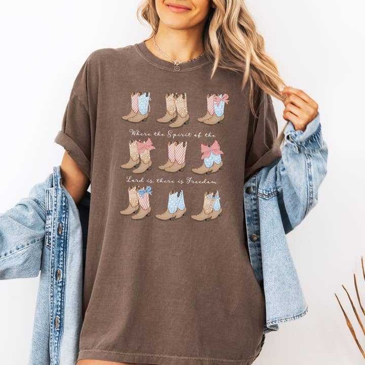 Scripted Pearl - Vente T-shirt sérigraphié – femme - T-shirt chrétien Comfort Colors avec bottes de cowboy patriotiques7