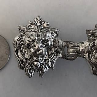 Élégant fermoir de manteau de couleur argent pour la vente par Silver Lady Inc.