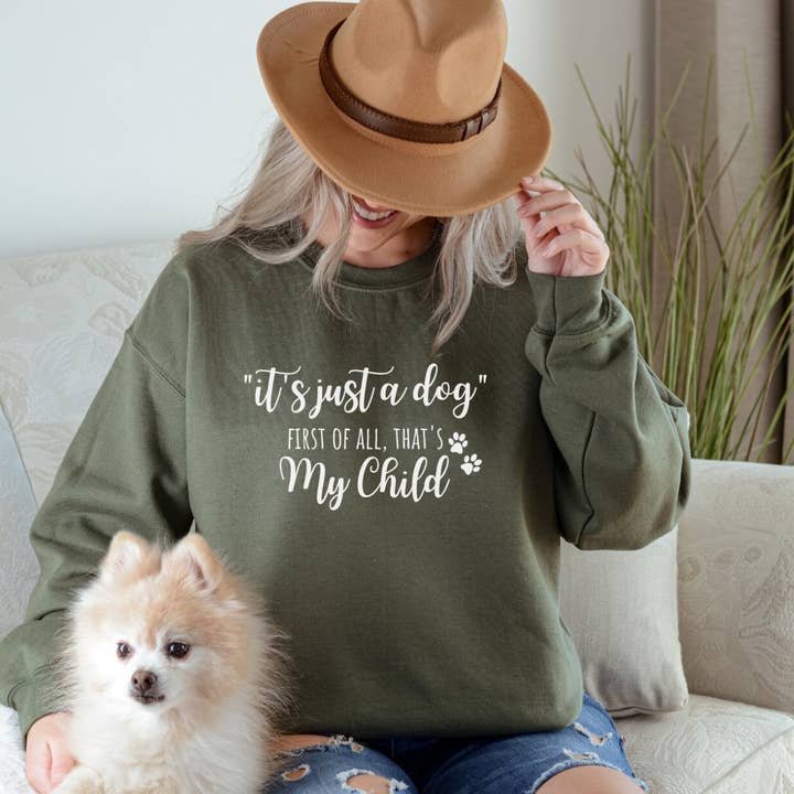Sweatshirt « C'est juste un chien, tout d'abord c'est mon enfant » pour la vente par Pet Creativo
