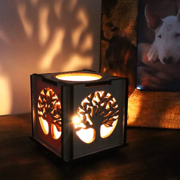 Trælyslygte med livets træ motiver - fyrfadslys holder for engroshandel hos Herbs&Belles