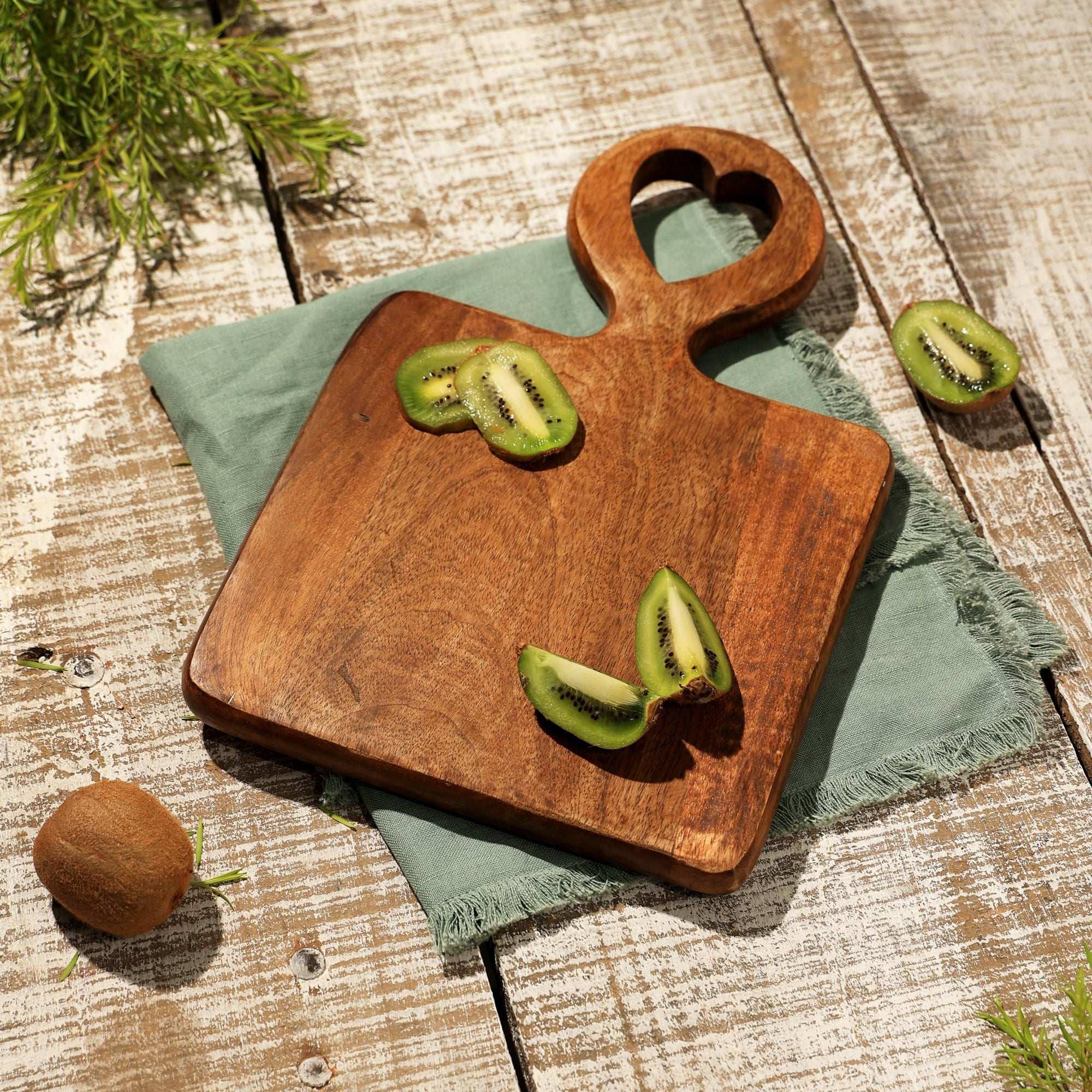 Expo Bazaar - Vente Planche à découper - Planche à découper et à servir en bois fait main en forme de cœur0