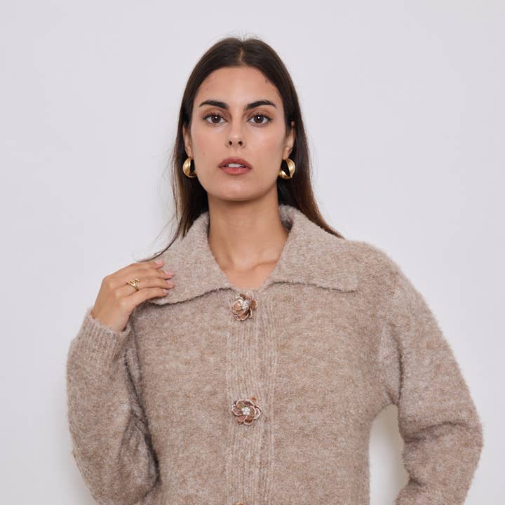 Cardigã com gola e grandes botões florais e outras tendências em Compre moda e estilo B2B. Devoluções gratuitas e condições de pagamento a 60 dias na Faire na Faire.