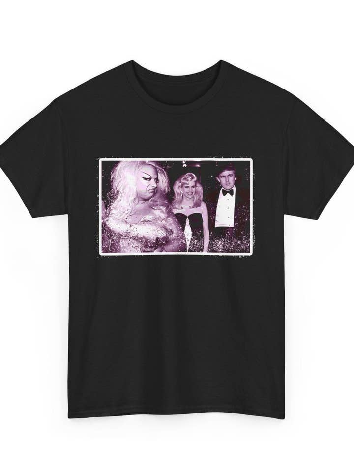 T-shirt - Gudomlig Drag Queen Anti Trump Ikoniskt Foto T-shirt av Kennidi Co för wholesale av Kennidi Co.
