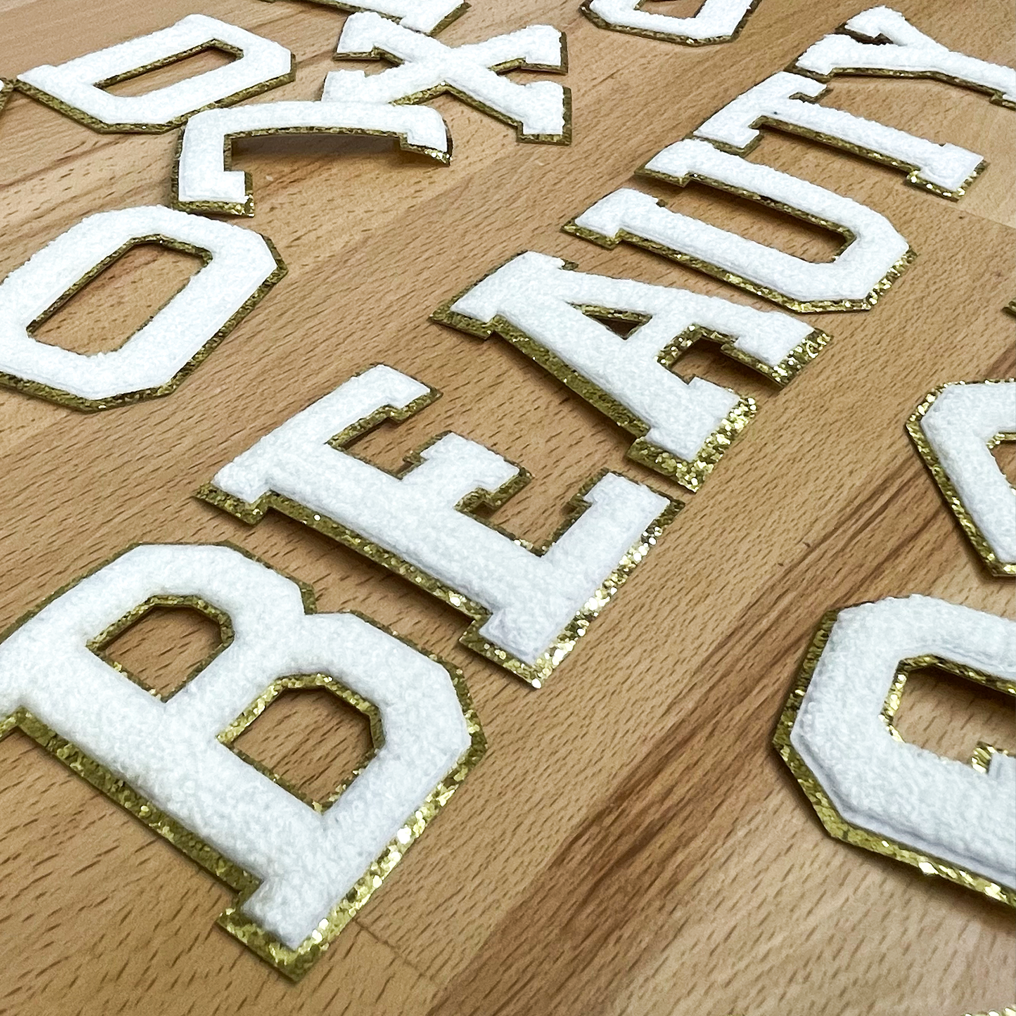 The Crafty Engineer - Vendita all'ingrosso Toppe - Toppa in chenille da 7,6 cm con lettere termoadesive bianche2