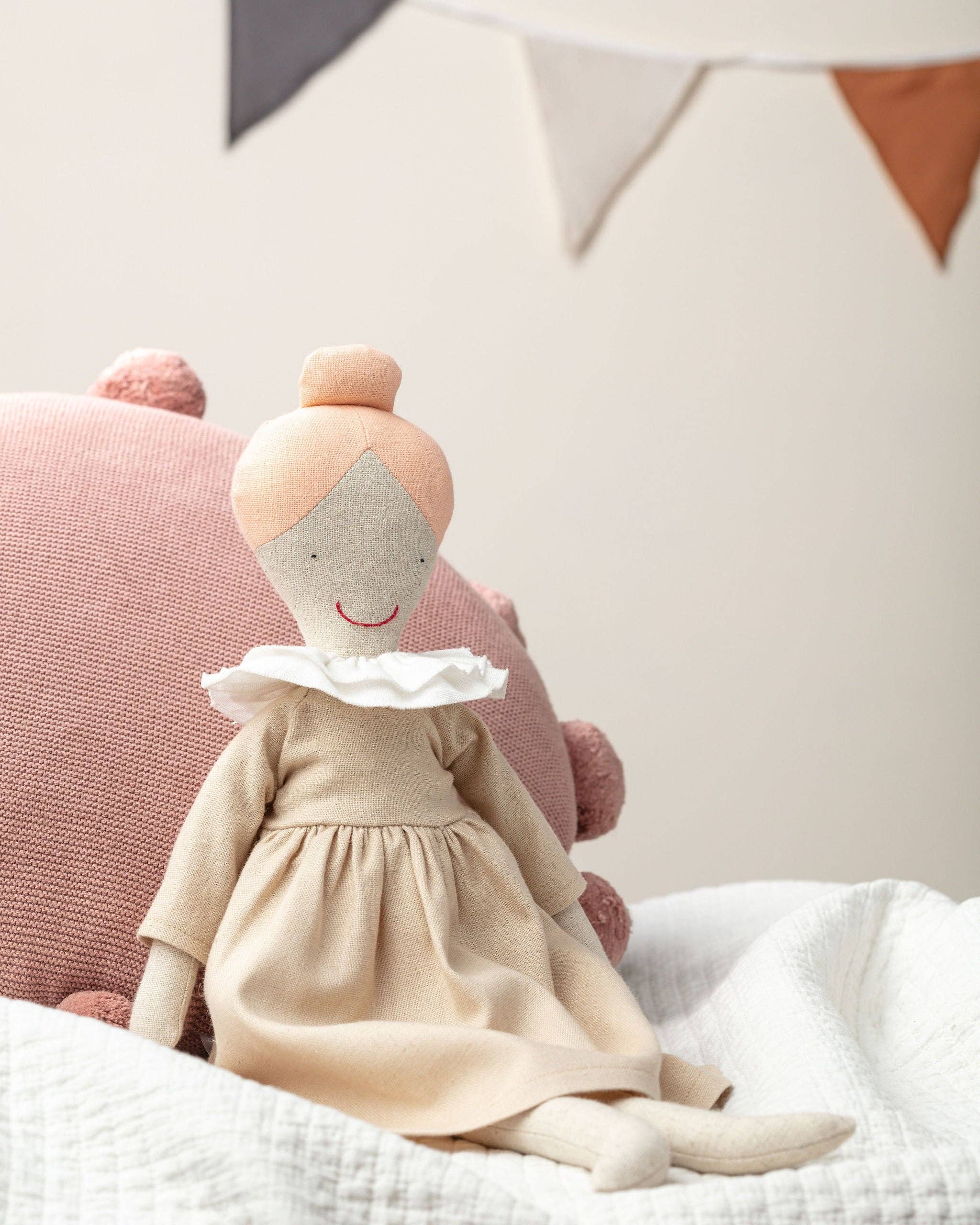 Mr Pickles – wholesale Docka - Barn – The Dolly Pickles - Joy, mjuk docka med charmig och glad karaktär2