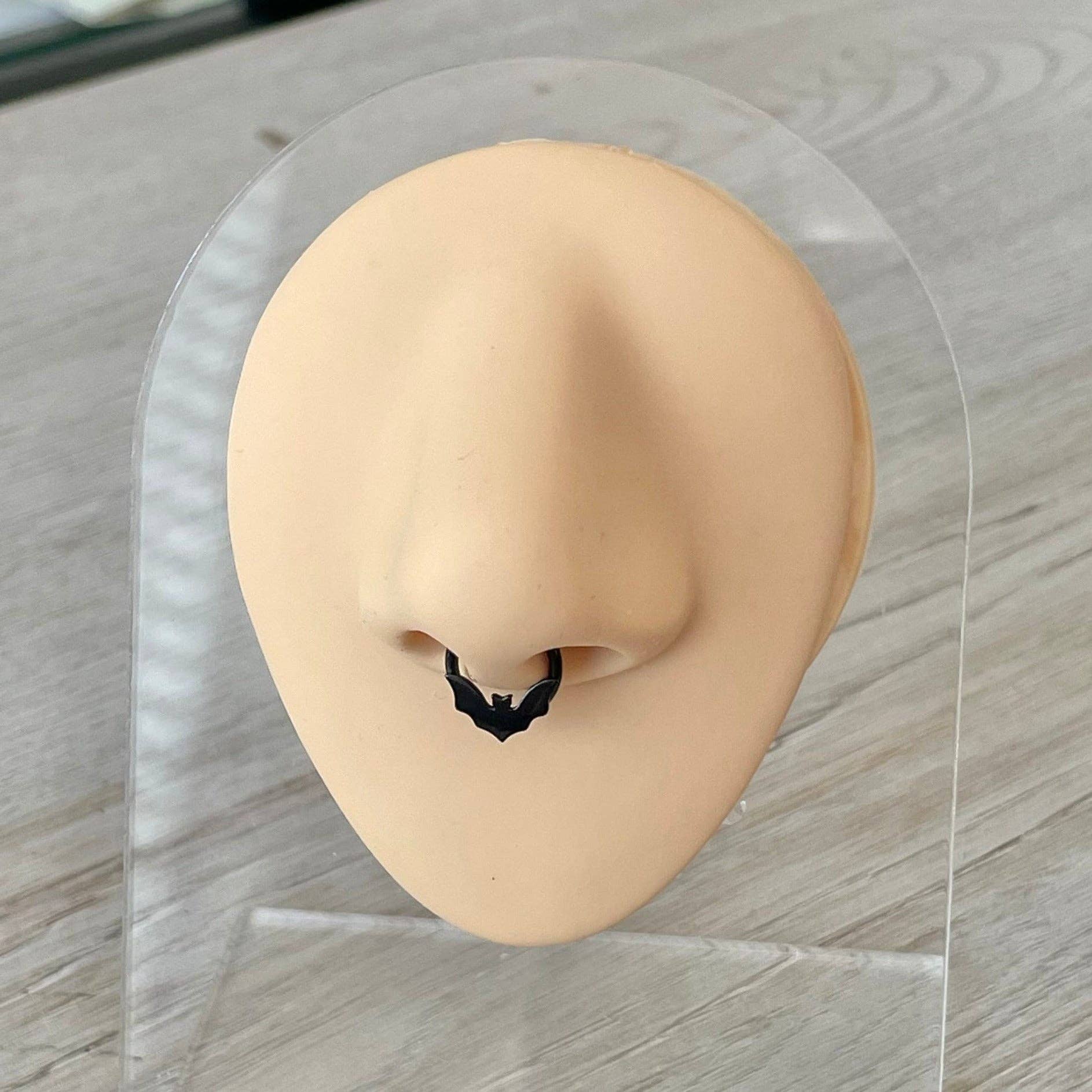 Elara Body Jewelry - Vente Anneau de nez - Piercing de septum chauve-souris noir (16G | 8 mm ou 10 mm | Acier chirurgical | Noir, or ou argent)5