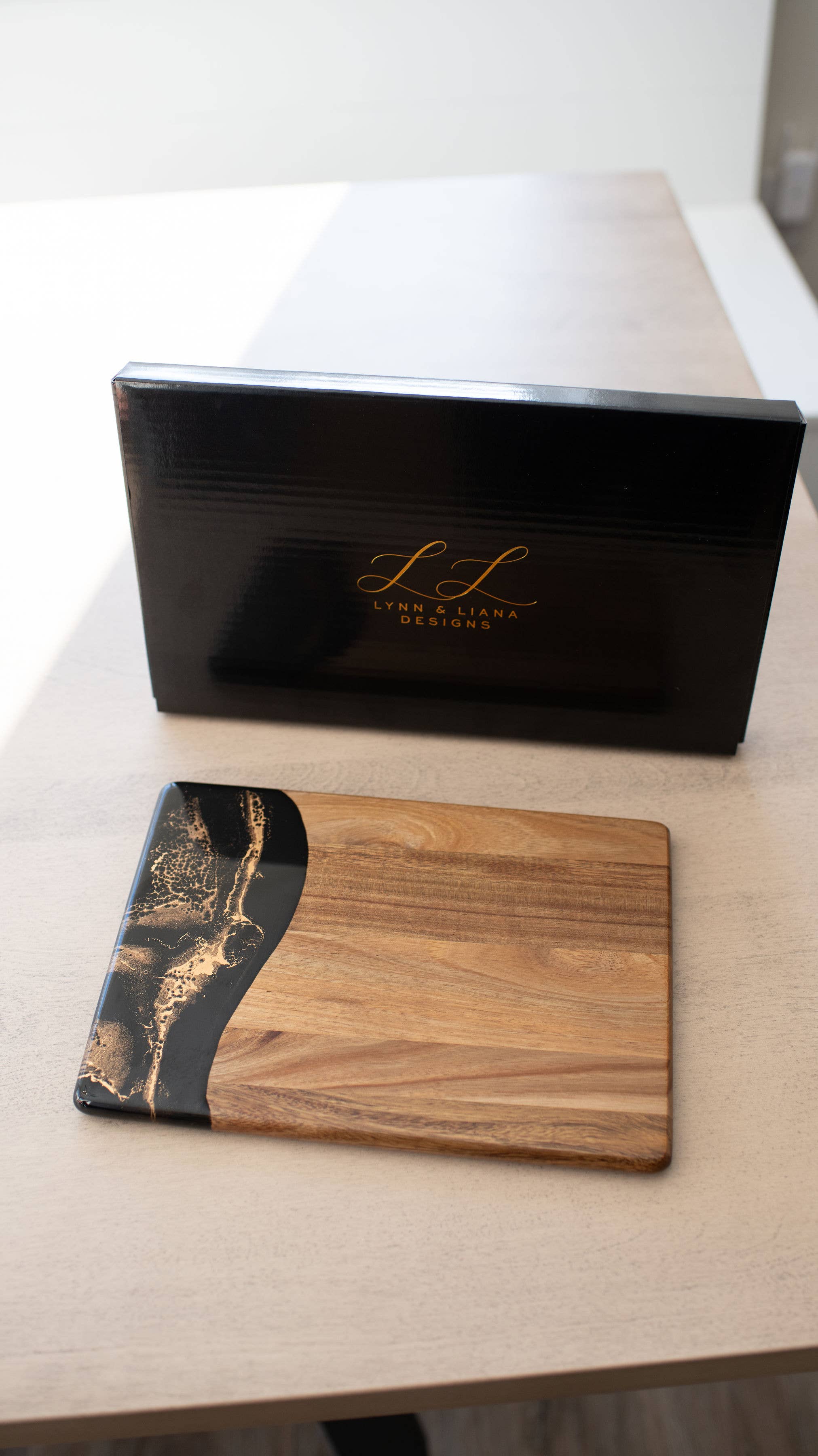 Lynn & Liana Designs - Vendita all'ingrosso Taglieri per formaggio - Tagliere per formaggi e salumi in legno di acacia con resina - No dazi!18