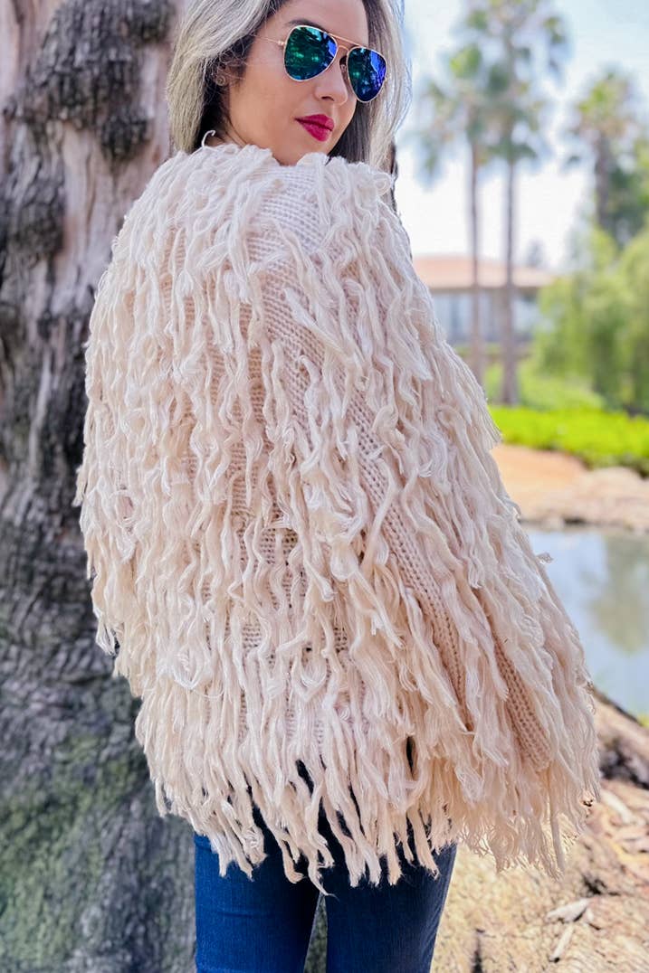 Crema Cardigan lavorato a mano color crema con frange shaggy e apertura frontale in vendita all'ingrosso su Faire9