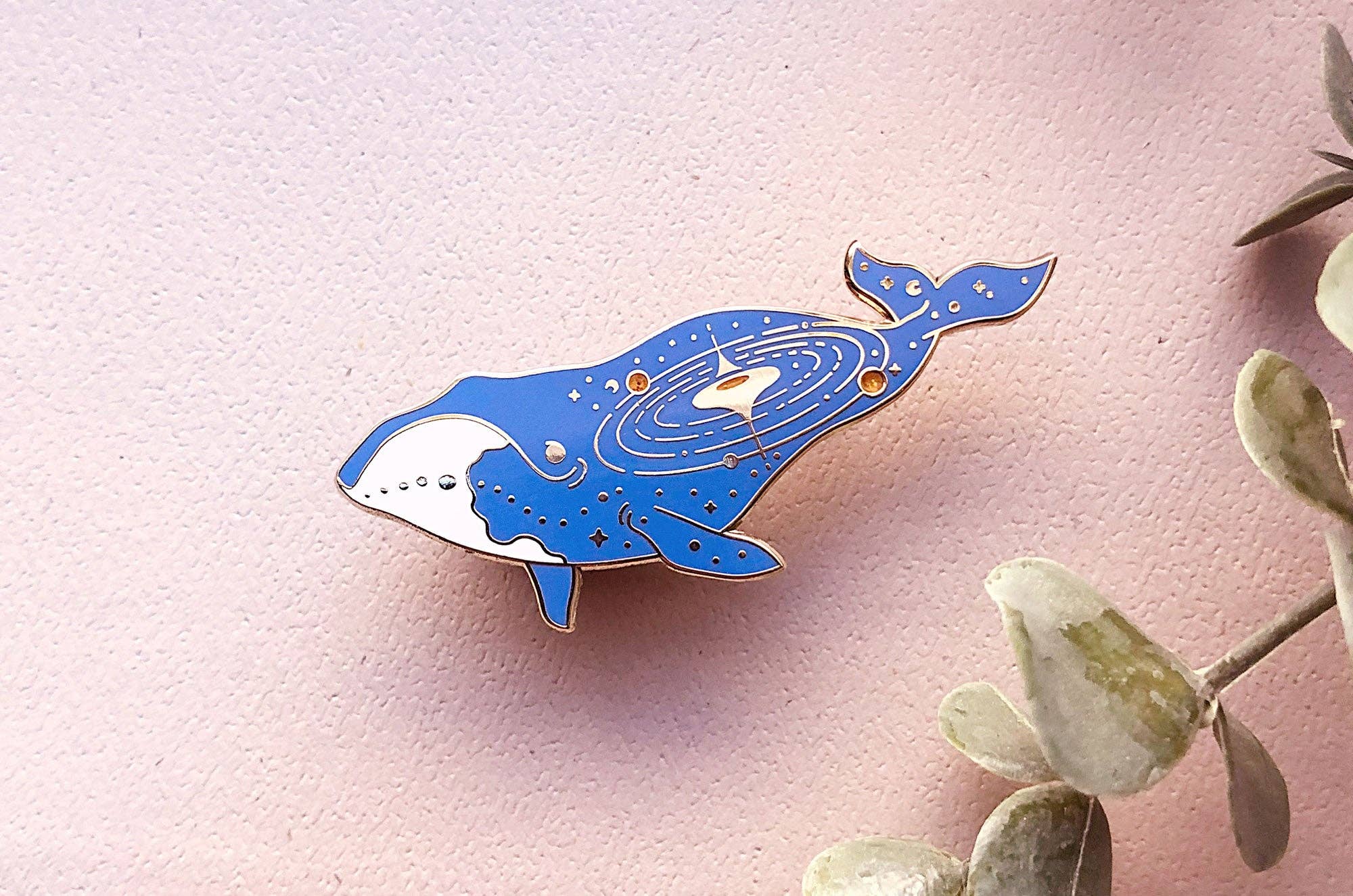 Alum and Ink - Vente Épinglettes/boutons - Épinglette Quasar en forme de baleine boréale (World Eater)7