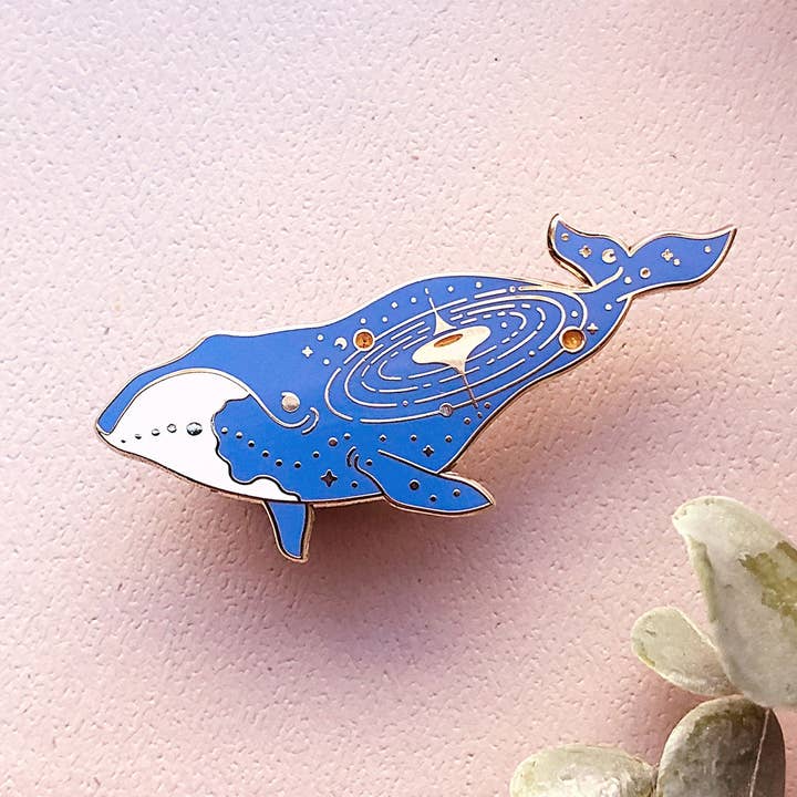 Alum and Ink - Vente Épinglettes/boutons - Épinglette Quasar en forme de baleine boréale (World Eater)7