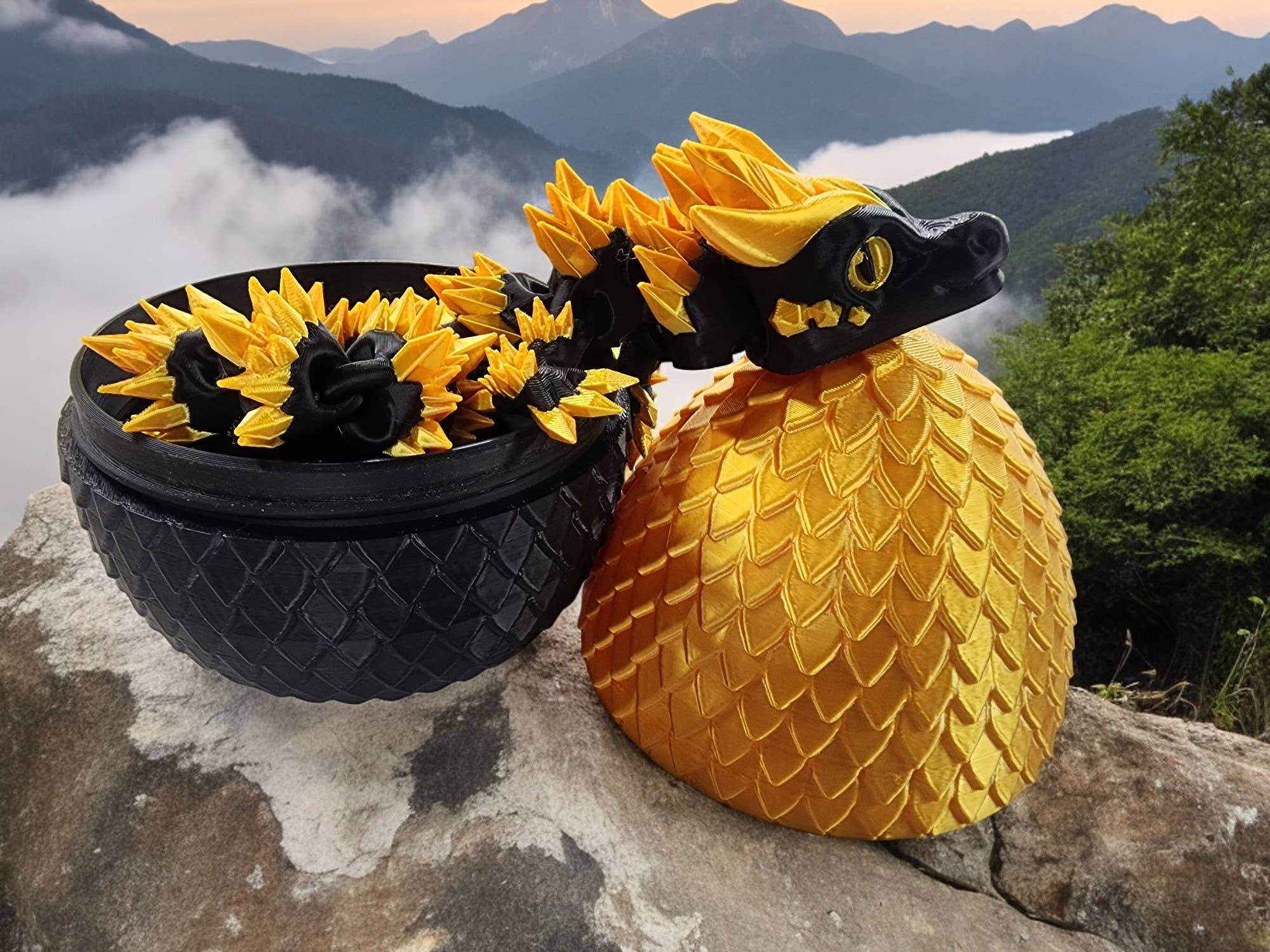 Crafted Mayhem - Venta al por mayor Pelota antiestrés - Niños - Dragón inquieto negro y dorado con huevo 1