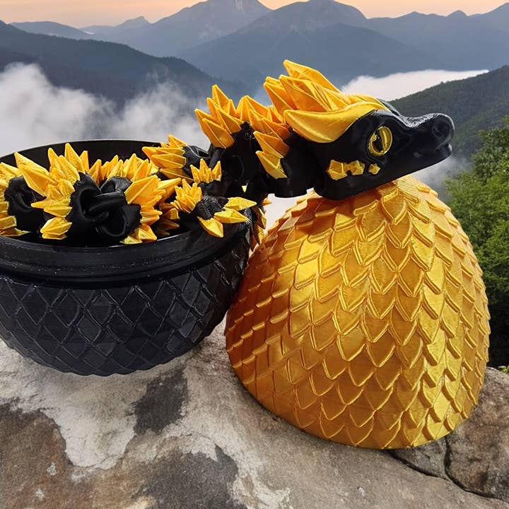 Crafted Mayhem - Venta al por mayor Pelota antiestrés - Niños - Dragón inquieto negro y dorado con huevo 1