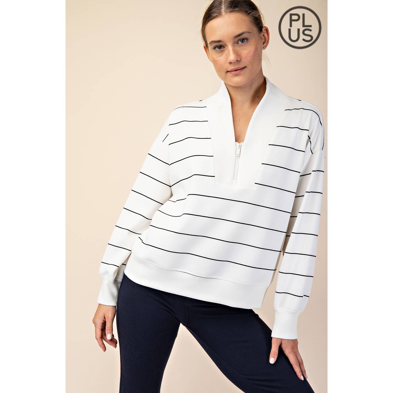 Rae Mode - Vendita all'ingrosso Felpa - Donna - GIACCA SCUBA A RIGHE IN MODAL TAGLIA FORTE CON SCOLLO A V26