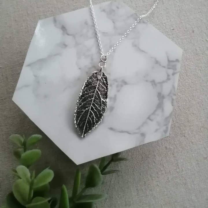 Collier à breloques feuilles pour la vente par Crystal McMaster Jewellery Designer