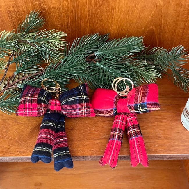 MOND HAUS - Wholesale Keychain - Women's - December Keychain | Holiday Tartan Plaid Big Ribbon Charm3