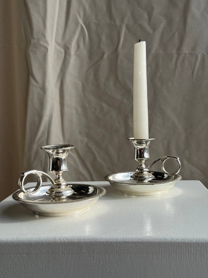 Paar kleine antike Kerzenhalter aus versilbertem Metall D12 H8 für den Großhandel von Office Objets