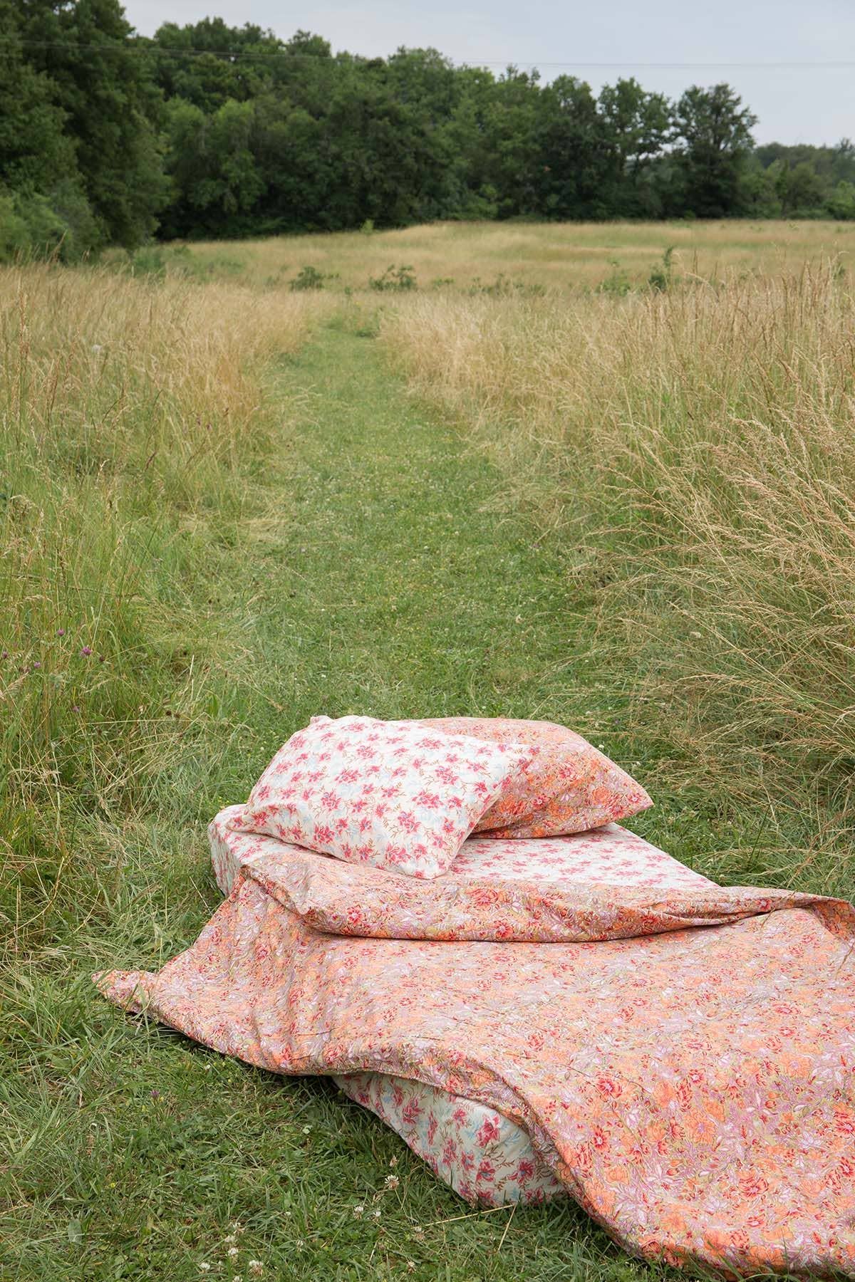 Fleurs de framboisier Nicole Fitted Sheet - Bed linen - flowers - cream - red for wholesale on Faire1