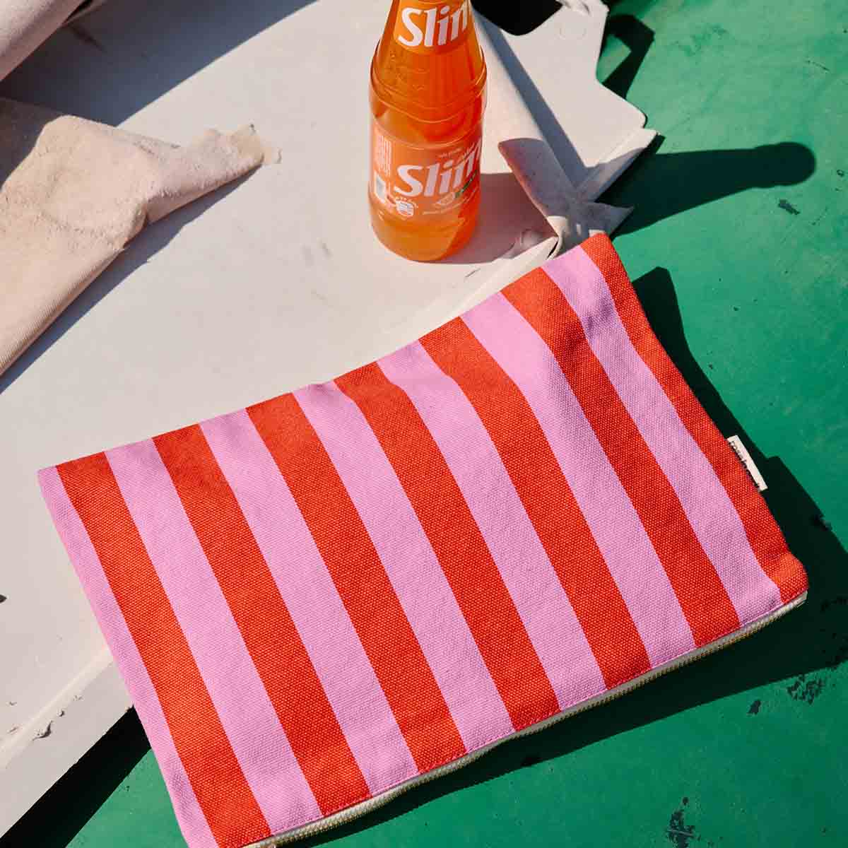 ORKIDÉ / TOMAT Lili platt necessär med ränder i orkidé och tomatrött för wholesale på Faire3