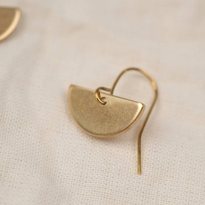 BRASSCAKE Jewelry - Wholesale Oorringen - Halfronde oorbellen | goudkleurig, duurzaam messing, eenvoudig1