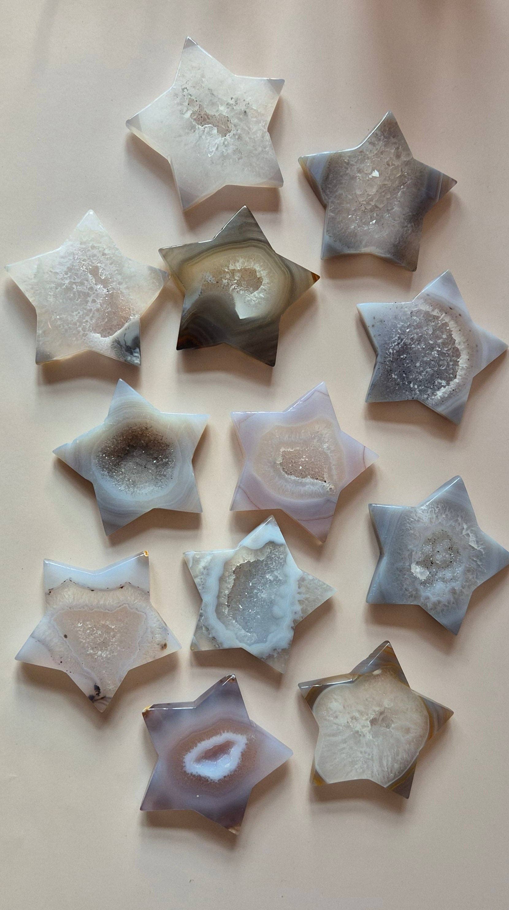 Moonlight Gemstones - Vente Pierre et cristal de spiritualité - Étoile en agate grise druzy 6-7 cm | Sculpture en cristal pleine de lumière et de calme1