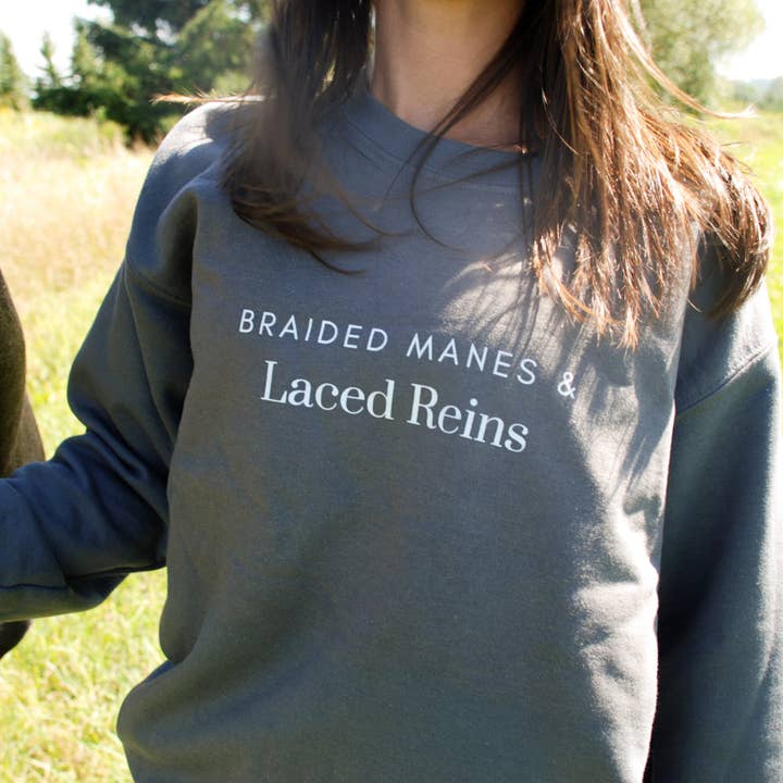 Crewneck Tresses Tressées & Rênes Lacées - Gris pour la vente par Laced Reins Equestrian