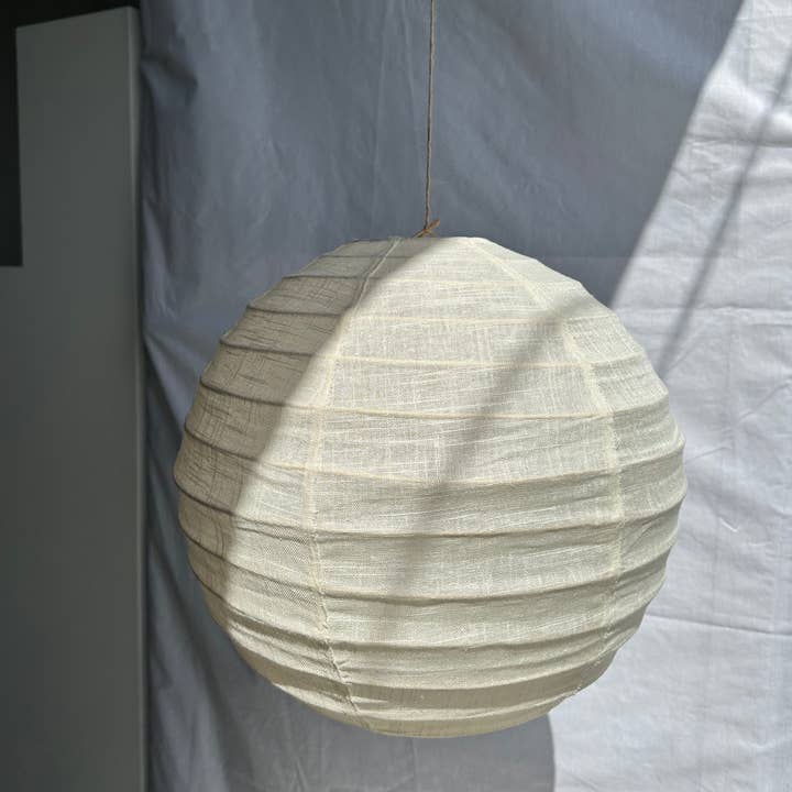 Office Objets - Wholesale Chandelier/Hanging Light - Medium round Japanese-style pendant light in rattan and natural linen D:403