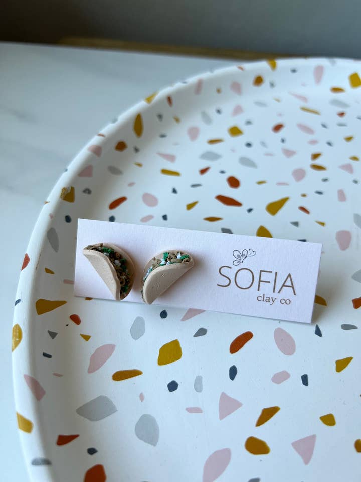 Taco Studs, boucles d'oreilles mexicaines, faites à la main, en pâte polymère, boucles d'oreilles amusantes pour la vente par Sofia Clay Co.