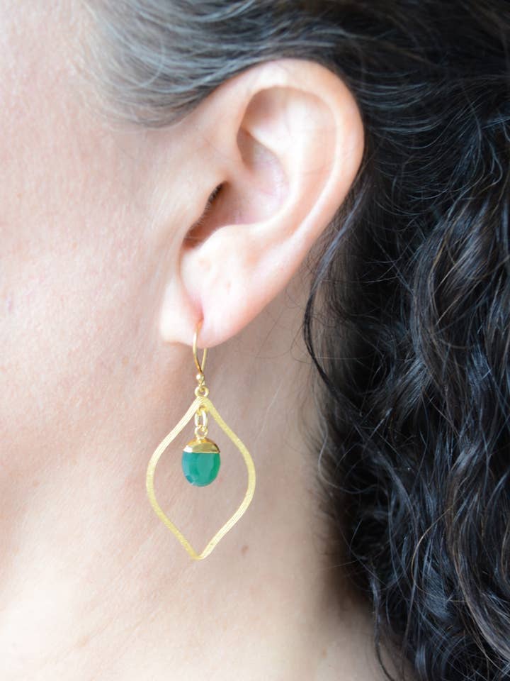 Facetgeslepen groene oorbellen met onyx voor wholesale door AJS Design Studio