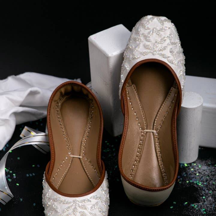 Blanc Chaussures plates de mariage en satin blanc à perles ornées de perles. en vente sur Faire4