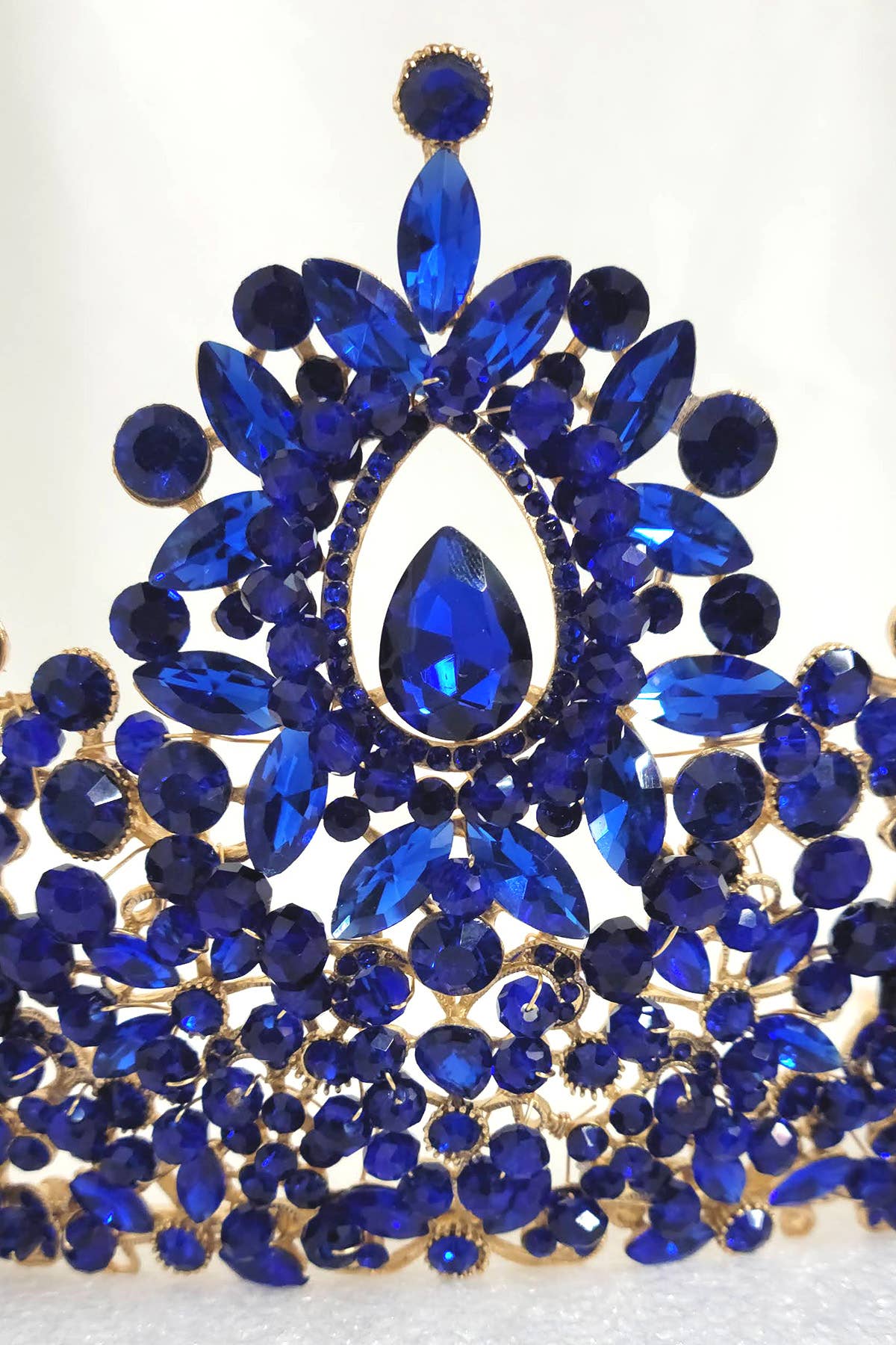 Chicas - Wholesale Tiara - Women's - Metal tiara with crystal balls and jewel rhinestones HT96227