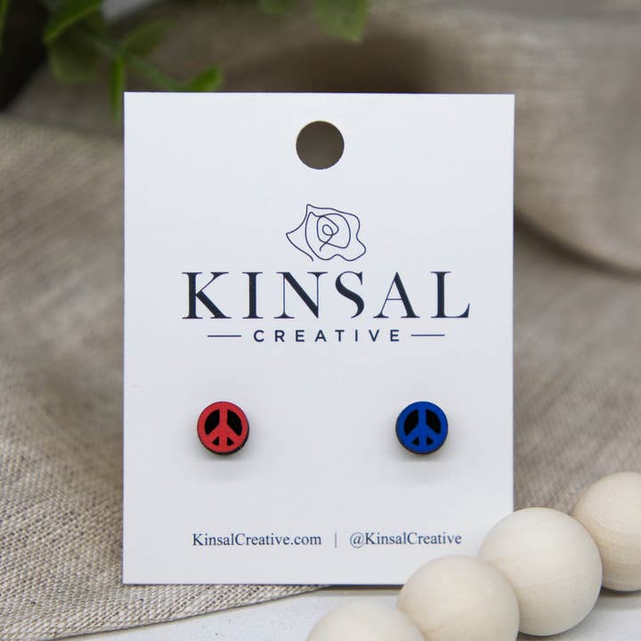 Kinsal Creative - Venta al por mayor Pendientes de botón/aretes de poste - Mini aretes de madera con signo de la paz patriótico