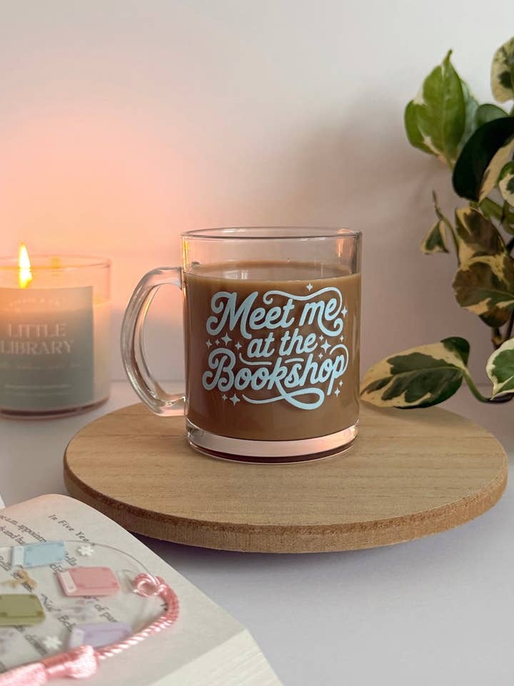 Möt mig på bokhandeln Bookish Glass Mug – Estetisk klar mugg för kaffe- och bokälskare för wholesale av Birdie & Co.