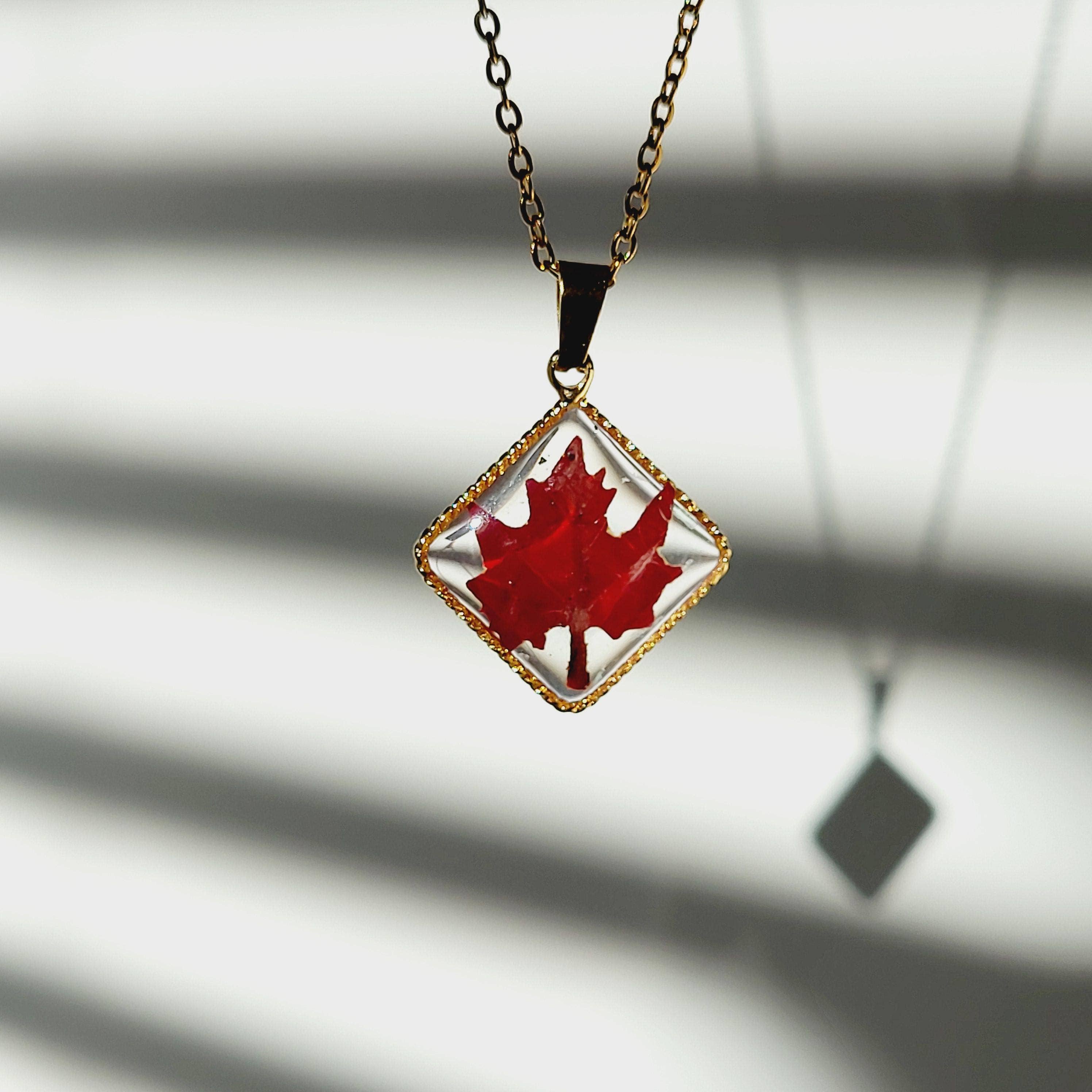 Rhodonco - Venta al por mayor Collares con colgantes/abalorios - Colgante de Oro con Hoja de Arce Roja y Textura de Diamante1