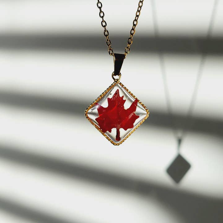 Rhodonco - Venta al por mayor Collares con colgantes/abalorios - Colgante de Oro con Hoja de Arce Roja y Textura de Diamante1