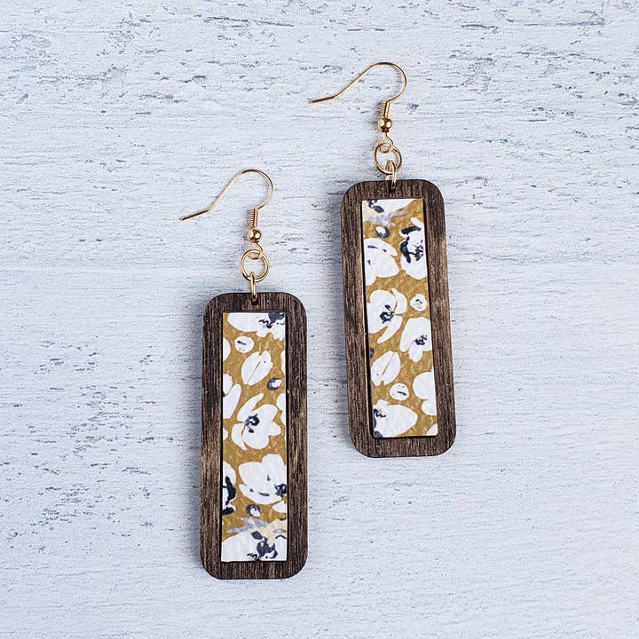 Barre en bois - Boucles d'oreilles en cuir coquelicots moutarde pour la vente par The Purple Chickadee