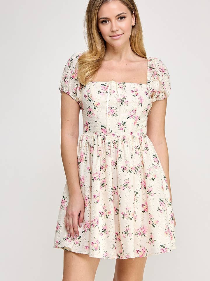 Augenloch-Blumendruck-Kurzarm-Minikleid für den Großhandel von Genzy Clothing