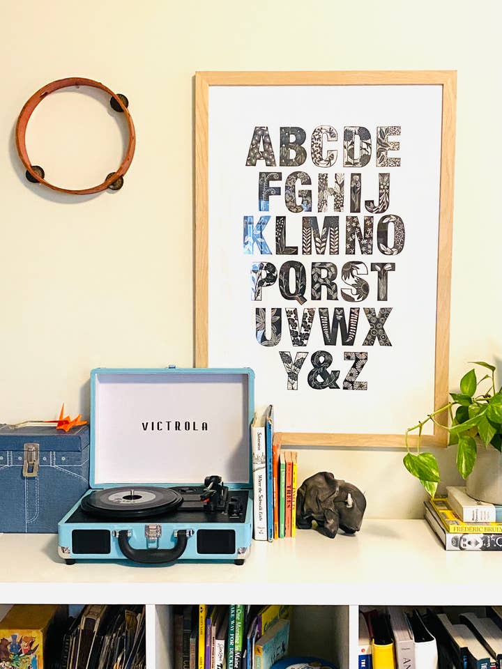 Affiche d'archivage de l'alphabet botanique gravé sur bois 20 x 30 pouces pour la vente par Kristy Cavaretta