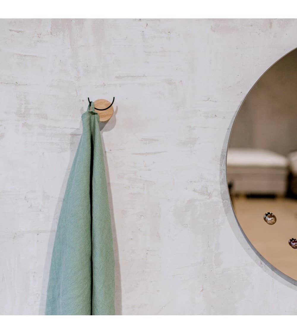 NAMUOS – Engroshandel Vægkrog – Træ vægkrog DEER - egetræ og sort stål, 2 størrelser1