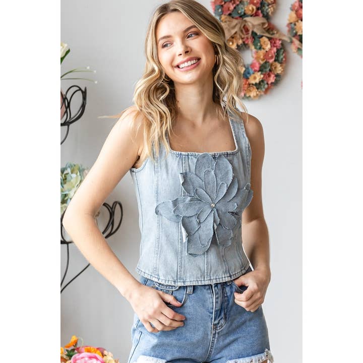 Haut en denim délavé avec grande applique fleurie pour la vente par Veveret