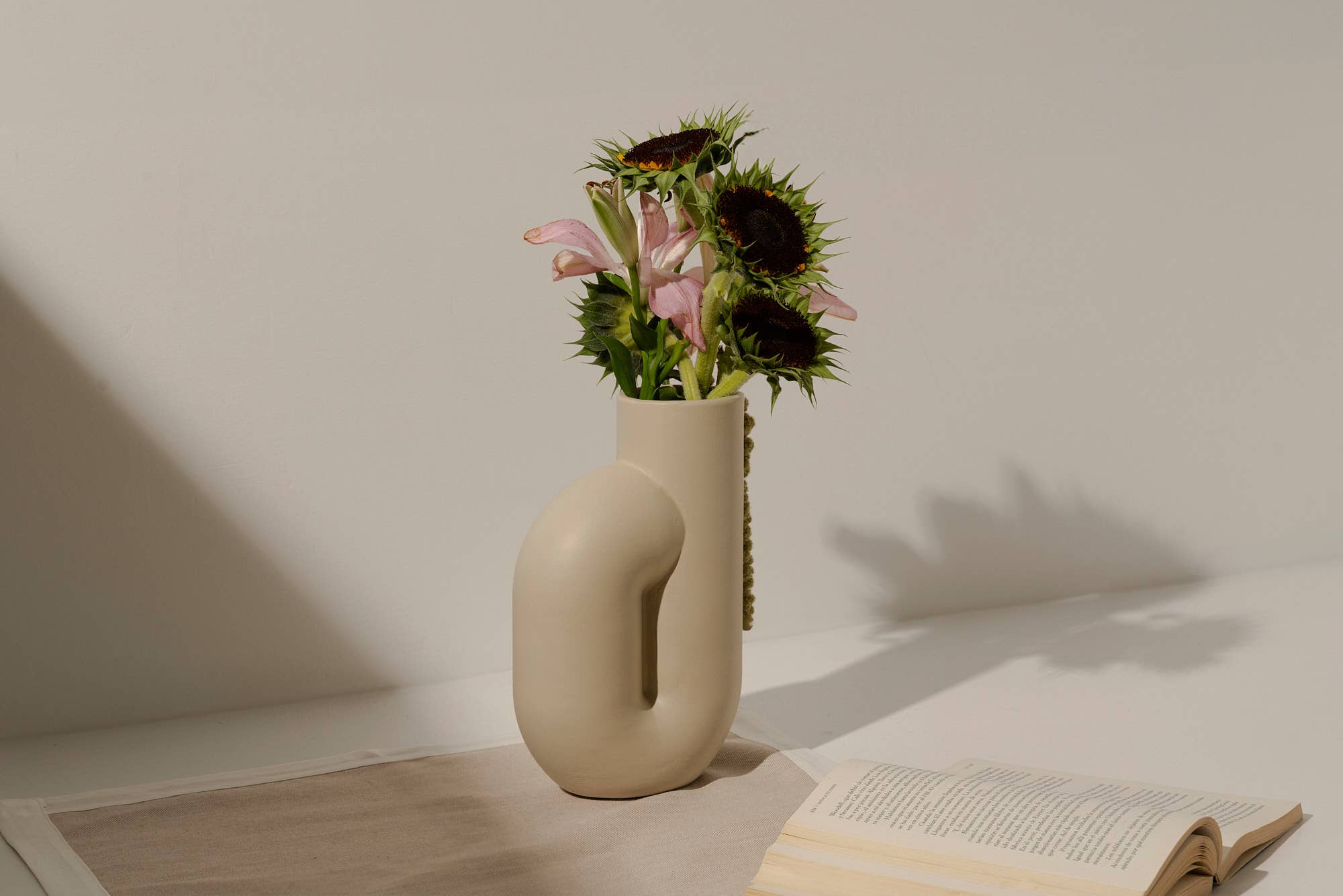 Off white Nono Vase - Off White - Heminredning för wholesale på Faire1