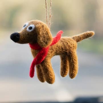 Décoration suspendue en feutre à l'aiguille fait main Jasper le chien pour la vente par Felt So Good