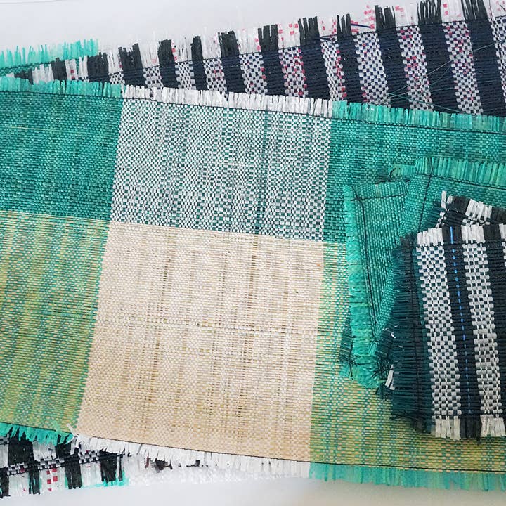 Set de table et dessous de verre en raphia à rayures pour la vente par Koko Celeste