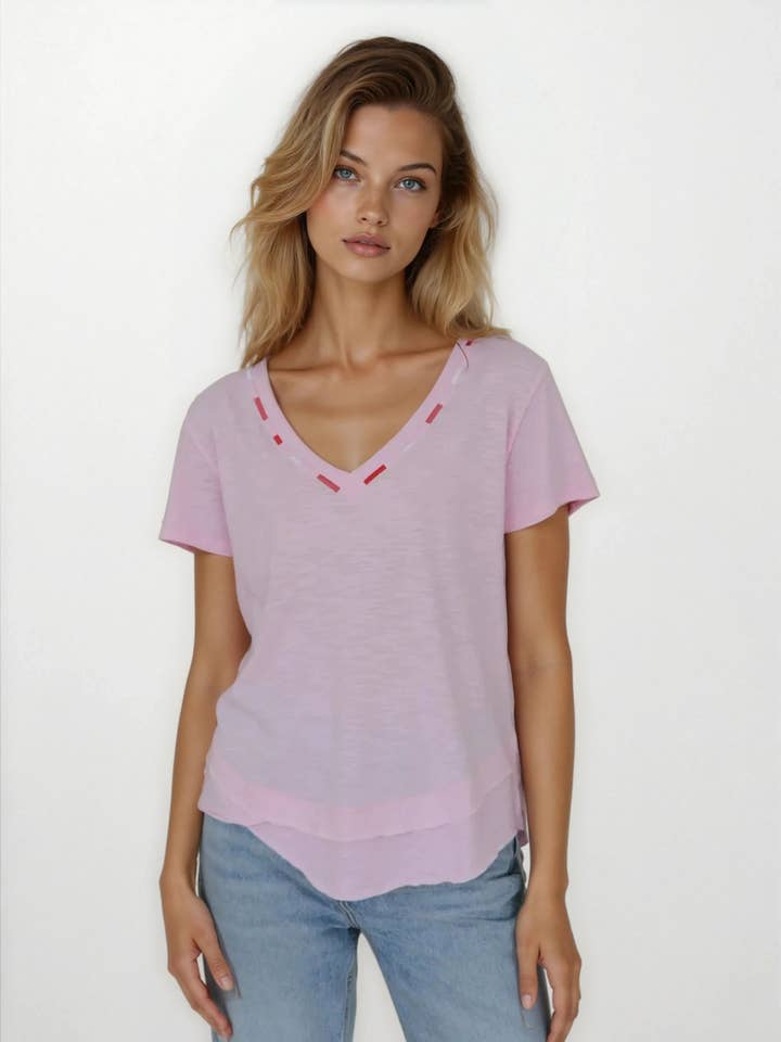 AVA BORDADA - T-Shirt com Decote em V e Camada Simulada por atacado de CHRLDR